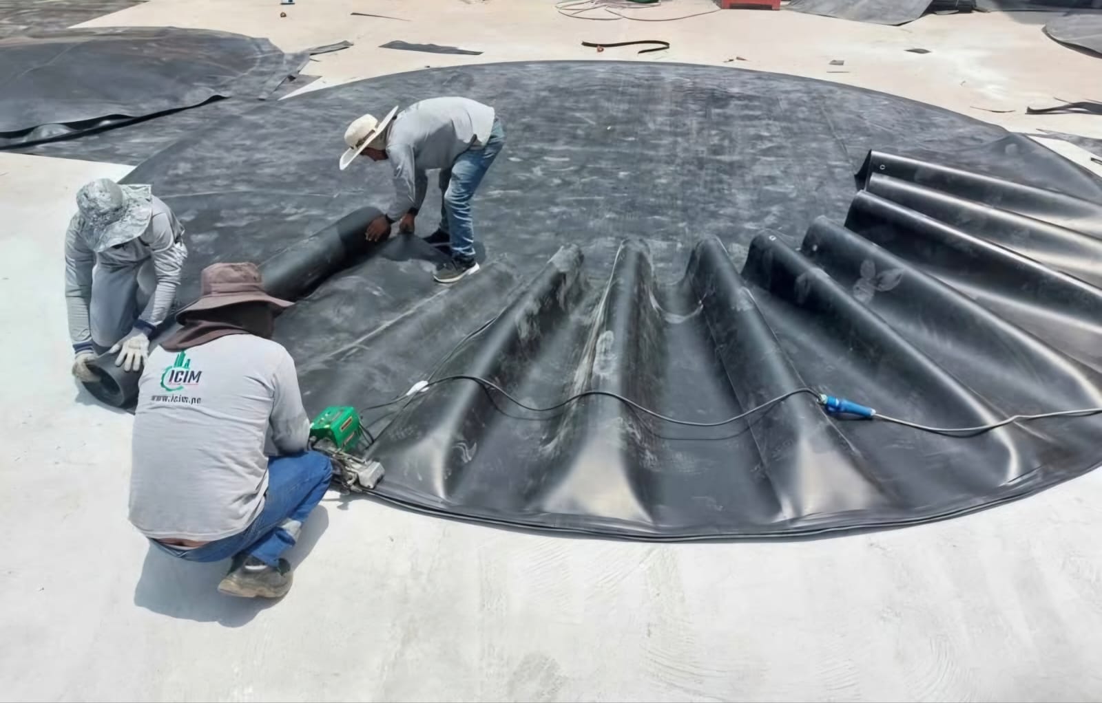 Equipo de ICIM durante la instalación de un geotanque