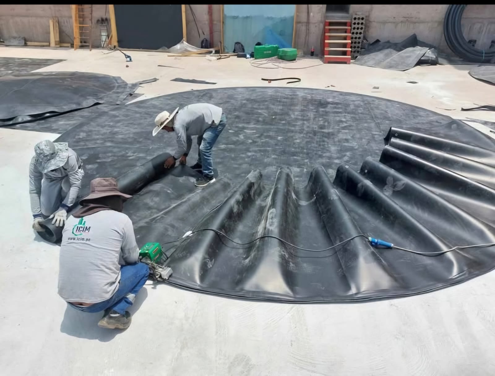 Proceso de instalación de geotanque con geomembrana HDPE