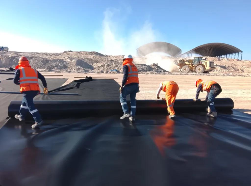 Instalación de geomembrana HDPE ejecutada por ICIM