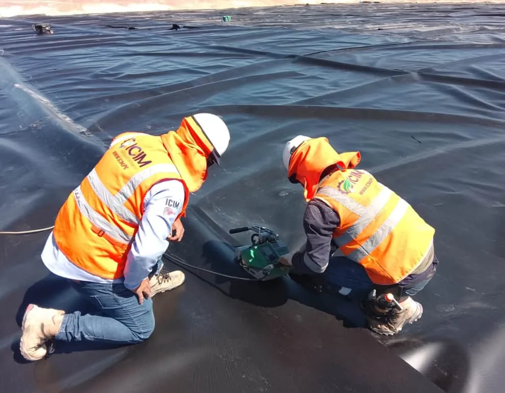 Personal de ICIM soldando geomembrana HDPE